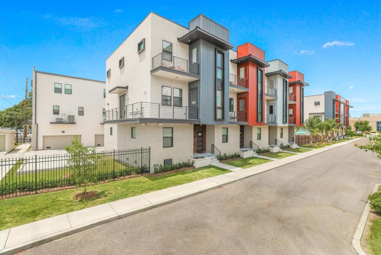 Beautiful Townhouse In A Gated Community New Orleans