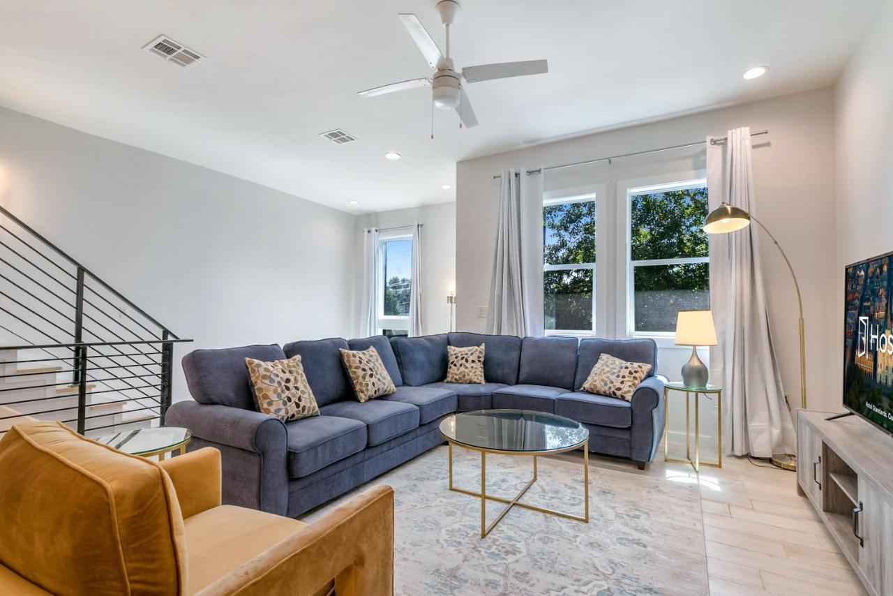 Beautiful Townhouse In A Gated Community *