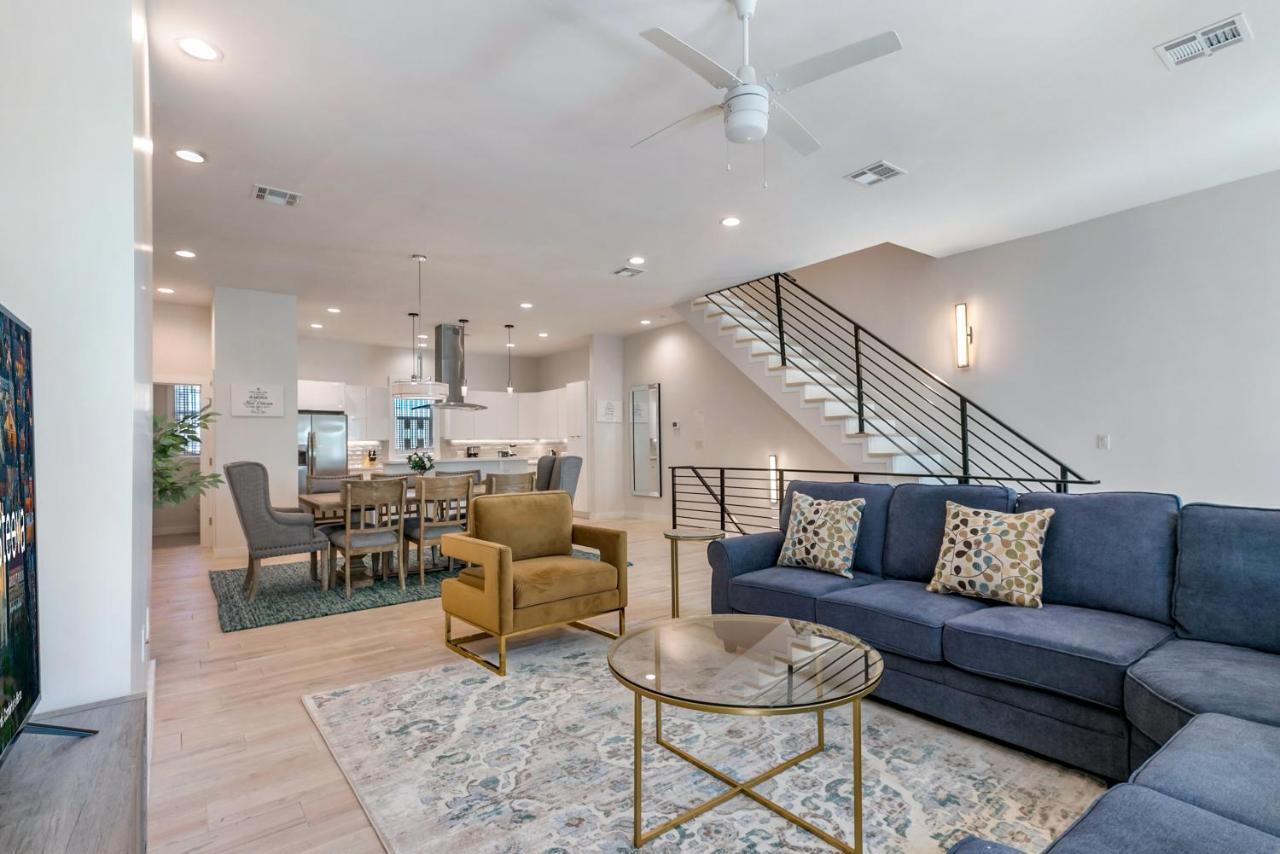 Beautiful Townhouse In A Gated Community *